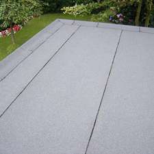 Dak uitgevoerd in standaard grijs gemineraliseerd.